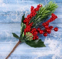 Декор "Зимнее очарование" веточка хвои с ягодками в снегу 29 см, 5046920 Разноцветный - фото